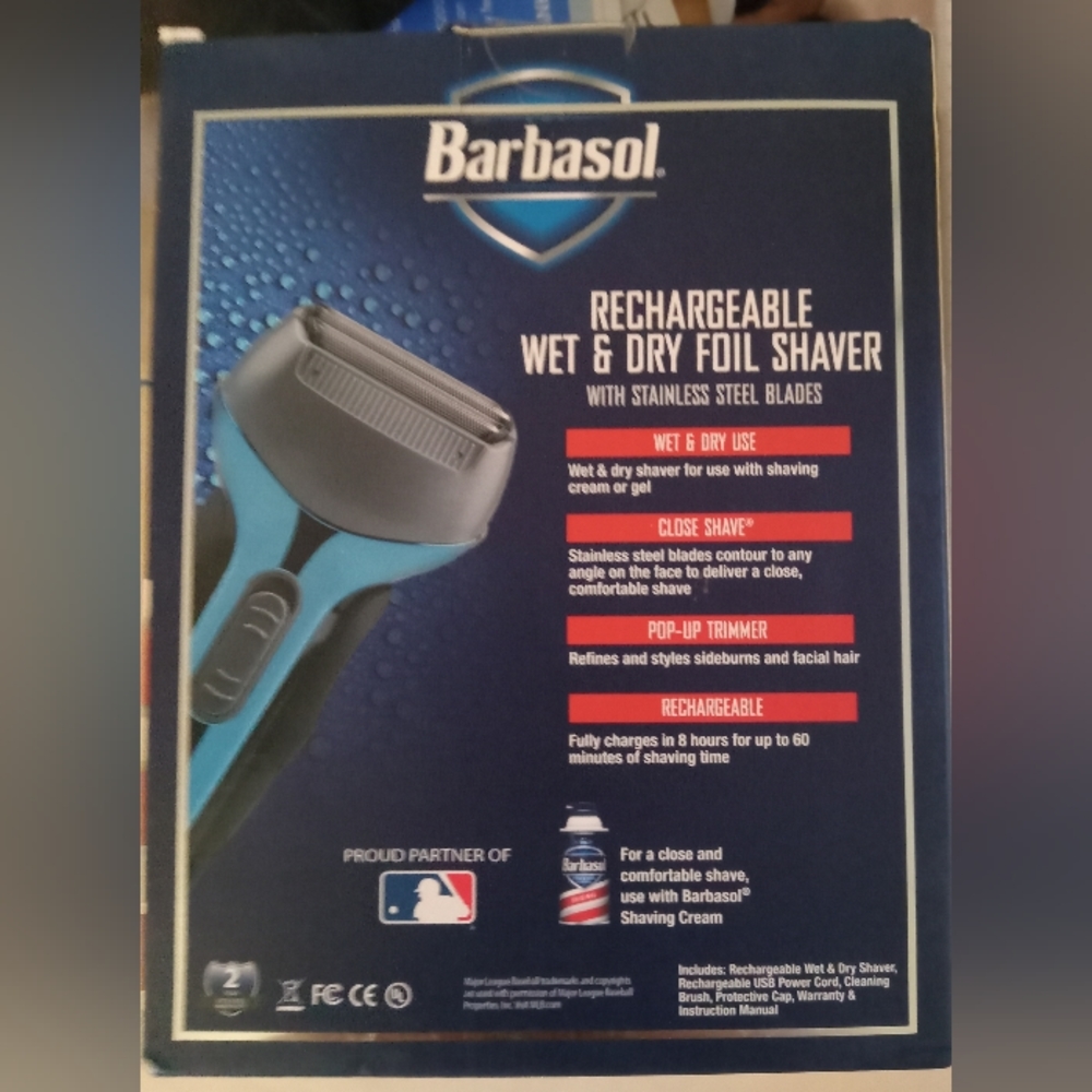 Barbasol Rechargeable Men's Razor - Picture 2 of 3